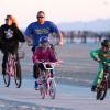Heidi Klum, son petit ami Martin Kirsten et ses deux enfants Leni et Henry profitent d'une belle journée au cours d'une balade à vélo. Santa Monica, le 27 décembre 2012.
