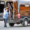 Martin Kirsten s'occupe de décharger les vélos d'Heidi Klum et ses enfants Leni et Henry. Santa Monica, le 27 décembre 2012.