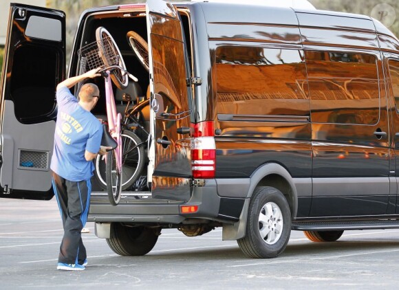 Martin Kirsten s'occupe de décharger les vélos d'Heidi Klum et ses enfants Leni et Henry. Santa Monica, le 27 décembre 2012.