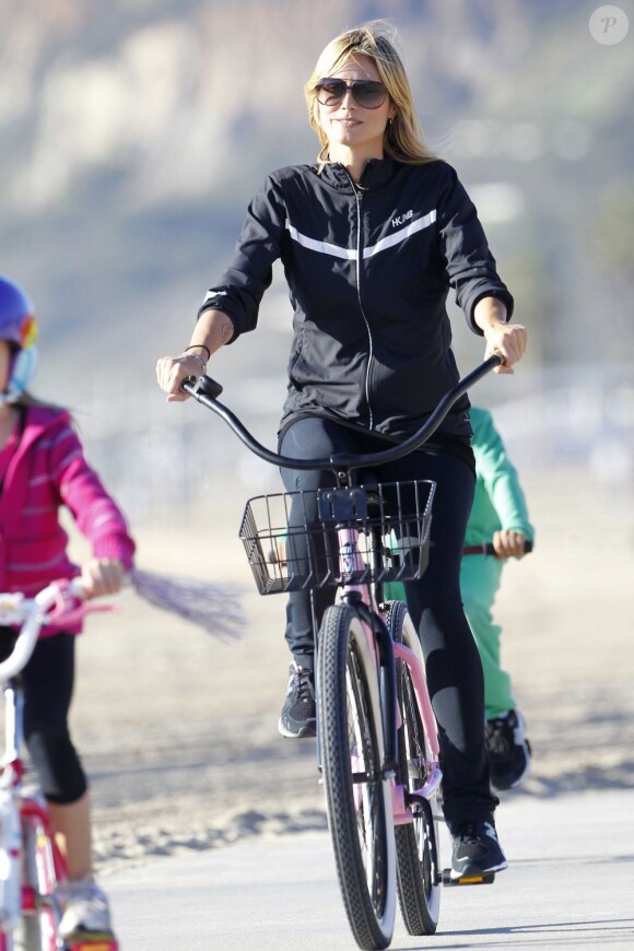 Heidi Klum, détendue au cours d'une balade à vélo avec ses enfants Leni et Johan et son petit ami Martin Kirsten. Santa Monica, le 27 décembre 2012.