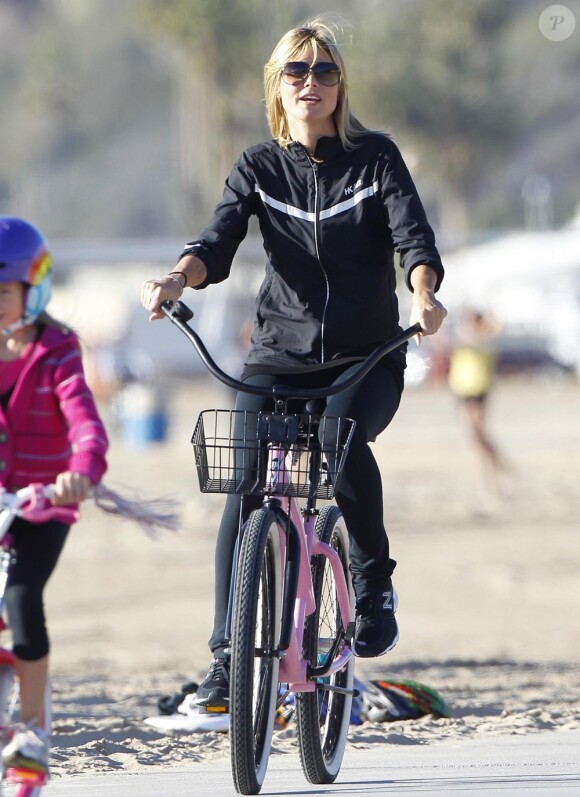 Heidi Klum, détendue au cours d'une balade à vélo avec ses enfants Leni et Henry et son petit ami Martin Kirsten. Santa Monica, le 27 décembre 2012.