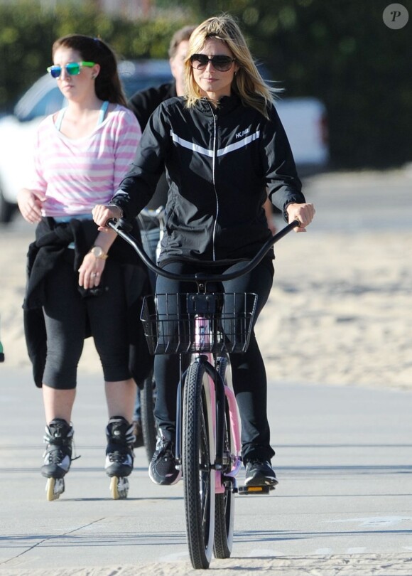 Heidi Klum à vélo près de la plage. Santa Monica, le 27 décembre 2012.