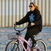 Heidi Klum à vélo près de la plage. Santa Monica, le 27 décembre 2012.