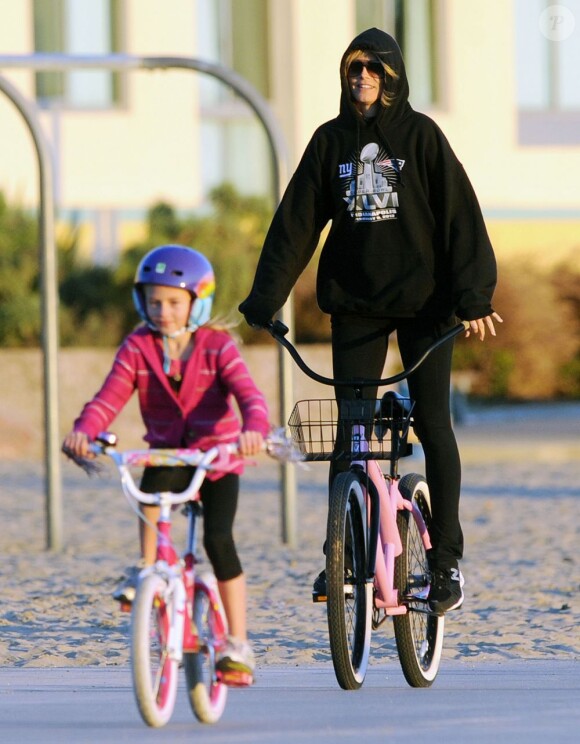 Heidi Klum et sa fille Leni, huit ans, font du vélo à Santa Monica. Le 27 décembre 2012.