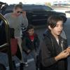 Eddie Cibrian, ses enfants Jake et Mason et LeAnn Rimes à l'aéroport de Los Angeles, le 26 décembre 2012. Toute la petite famille part en vacances.