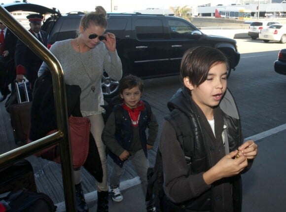 Eddie Cibrian, ses enfants Jake et Mason et LeAnn Rimes à l'aéroport de Los Angeles, le 26 décembre 2012. Toute la petite famille part en vacances.