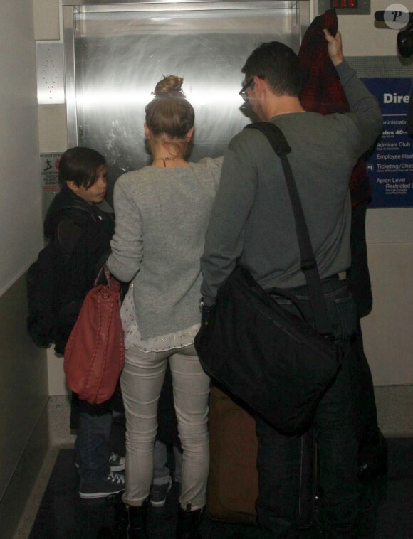 Eddie Cibrian, ses enfants Jake et Mason et LeAnn Rimes à l'aéroport de Los Angeles, le 26 décembre 2012. Ils partent en vacances pour les fêtes de fin d'année.