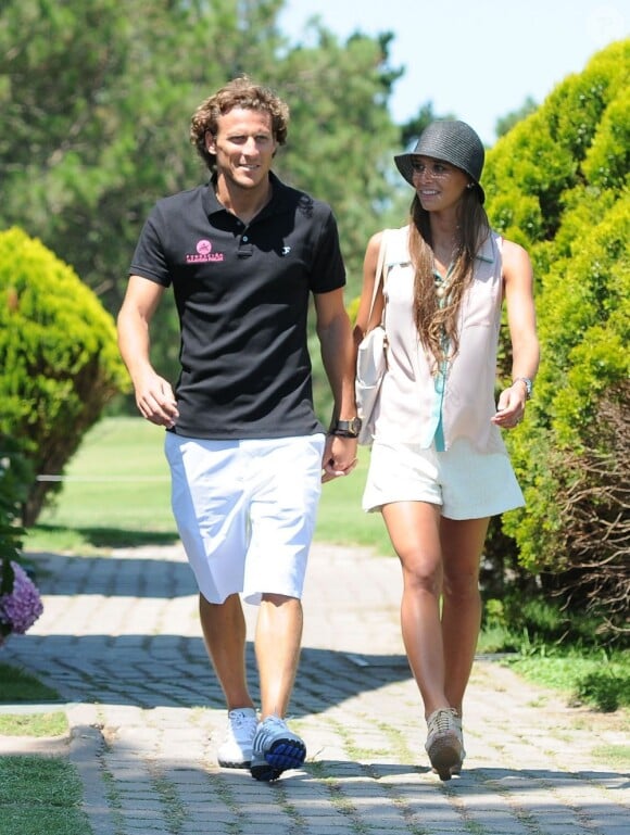 Diego Forlan et sa nouvelle petite amie Paz Cardoso sur un parcours de golf de Punta del Este, en Uruguay, le 28 décembre 2012.