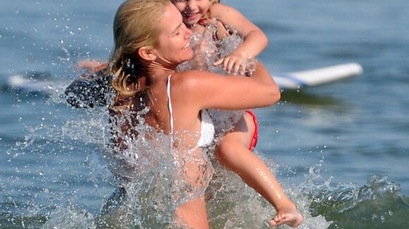 Valeria Mazza : A 40 ans, superbe en bikini, elle rayonne avec ses enfants