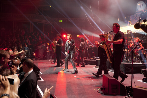 Johnny Hallyday, face à ses fans en délire, en concert au Royal Albert Hall à Londres, le 15 octobre 2012.