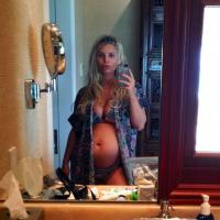 Jessica Simpson enceinte : Elle exhibe son ventre rond en bikini
