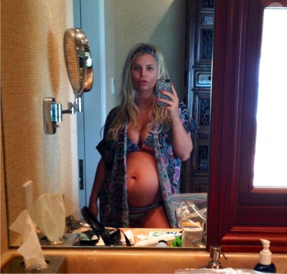 Jessica Simpson a posté sur son compte Twitter une photo de son ventre alors qu'elle est enceinte de son deuxième enfant.