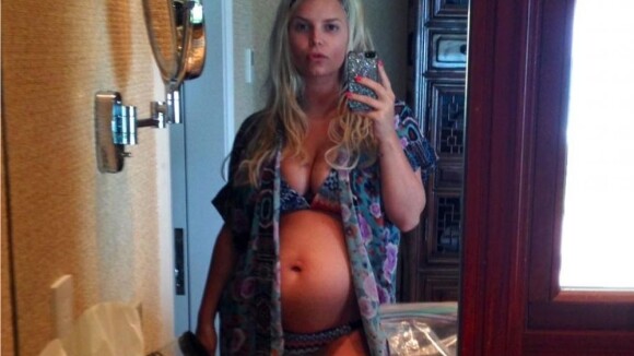 Jessica Simpson enceinte : Elle exhibe son ventre rond en bikini
