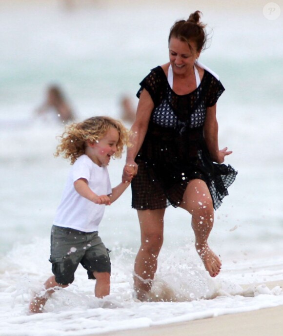 Bronx Wentz se promène avec sa grand-mère Tina Simpson sur une plage à Hawaï, le 26 décembre 2012.
