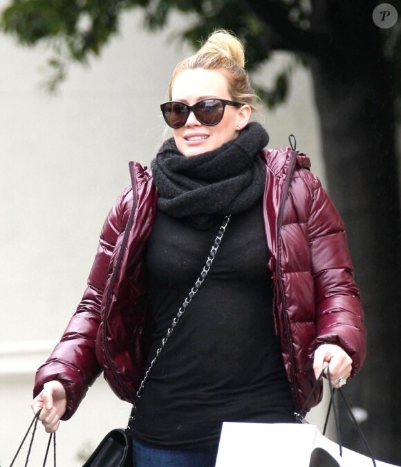 Hilary Duff a fait du shopping à Saks Fifth Avenue à Los Angeles, le 29 décembre 2012.