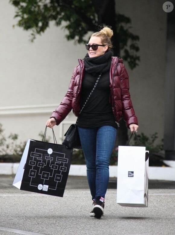 Hilary Duff fait du shopping chez Saks Fifth Avenue à Los Angeles, le 29 décembre 2012.