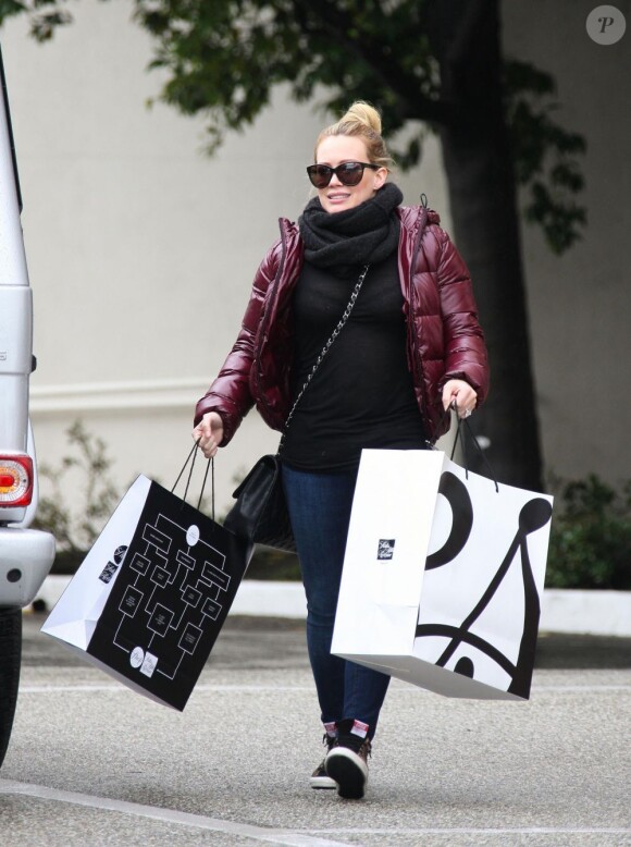 La jolie Hilary Duff fait du shopping à Saks Fifth Avenue à Los Angeles, le 29 décembre 2012.