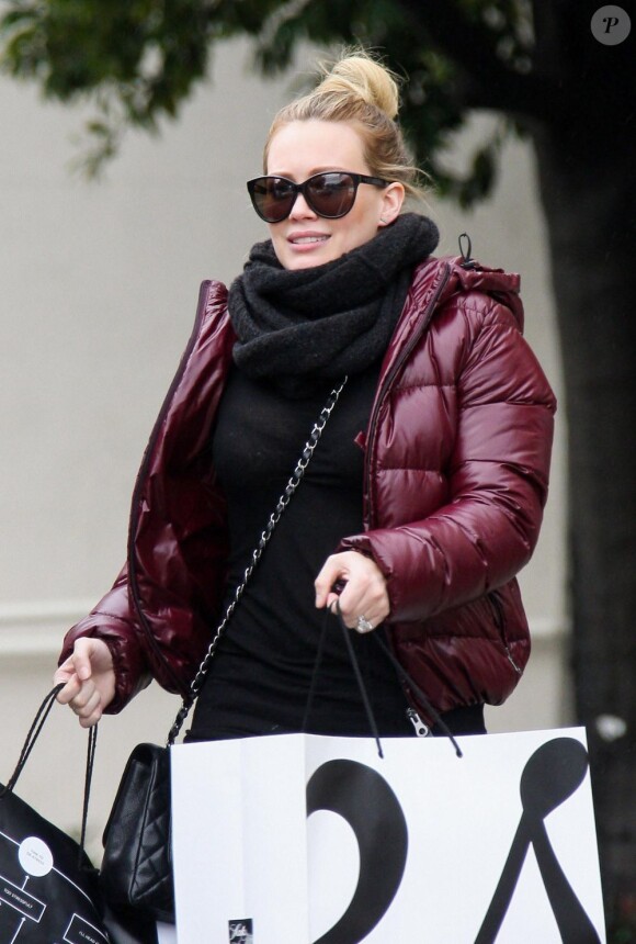 Hilary Duff fait du shopping à Saks Fifth Avenue à Los Angeles, le 29 décembre 2012.