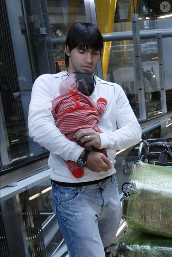 Sergio Agüero et son fils Benjamin le 3 avril 2009.