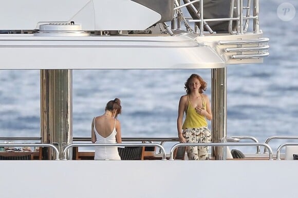 Lily Cole continue de passer des vacances de rêve sur un yacht sur l'île de Saint-Barthélemy, le 31 décembre 2012.