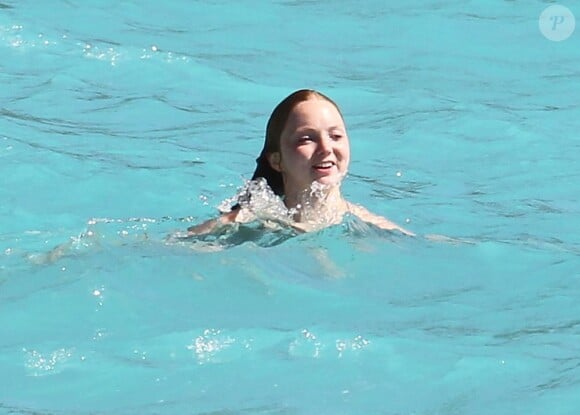 Lily Cole continue de passer des vacances de rêve sur l'île de Saint-Barthélemy, le 31 décembre 2012. L'Anglaise profite de l'eau turquoise.