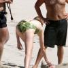 Lily Cole continue de passer des vacances de rêve sur l'île de Saint-Barthélemy, le 31 décembre 2012. La jeune femme a dévoilé un maillot de bain végétal très original.