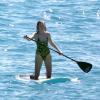 Lily Cole continue de passer des vacances de rêve sur l'île de Saint-Barthélemy, le 31 décembre 2012. Elle tente une petite séance de paddleboarding.