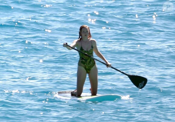 Lily Cole continue de passer des vacances de rêve sur l'île de Saint-Barthélemy, le 31 décembre 2012. Elle tente une petite séance de paddleboarding.