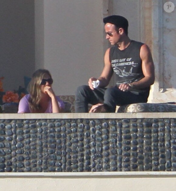 Jennifer Aniston et Justin Theroux discutent en vacances à Cabo San Lucas, le 2 janvier 2013