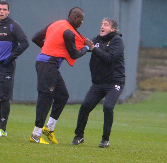 Mario Balotelli et son coach Roberto Mancini ont une violente altercation lors d'un entrainement à Manchester le 3 janvier 2013.