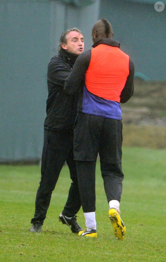 Le buteur Mario Balotelli et son coach Roberto Mancini ont une violente altercation lors d'un entrainement à Manchester le 3 janvier 2013.