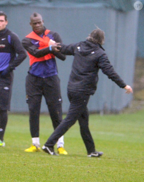 Mario Balotelli et Roberto Mancini ont une violente altercation lors d'un entrainement à Manchester le 3 janvier 2013.