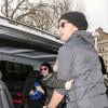 Gwen Stefani, son mari Gavin Rossdale et leurs fils Zuma et Kingston quittent leur domicile londonien pour se rendre à l'aéroport. Le 4 janvier 2013. Gavin Rossdale place les enfants sans le van.