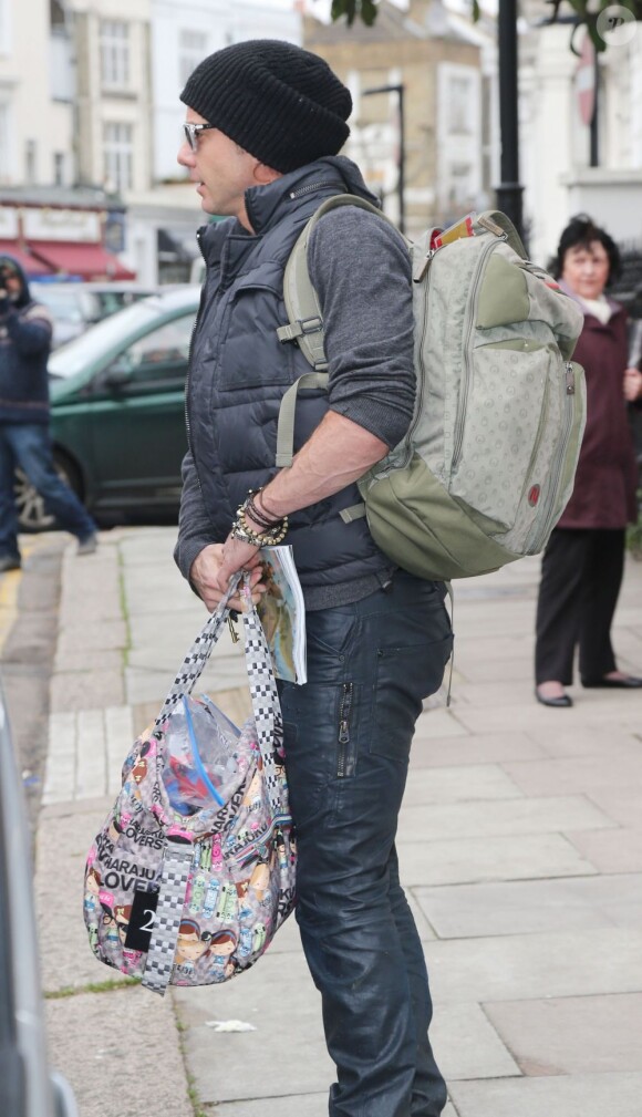 Gwen Stefani, son mari Gavin Rossdale et leurs fils Zuma et Kingston quittent leur domicile londonien pour se rendre à l'aéroport. Le 4 janvier 2013. Le papa s'occupe de porter les bagages.