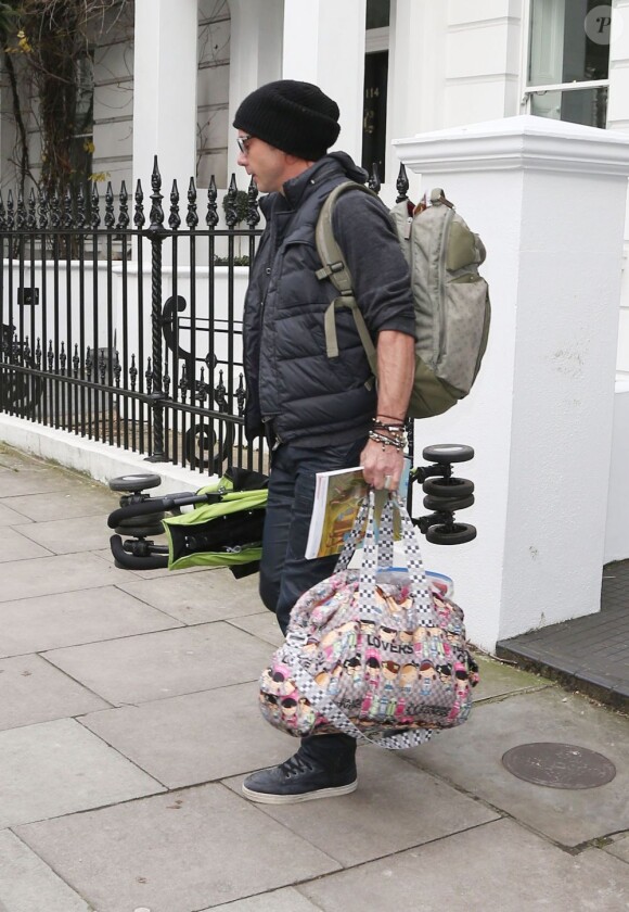 Gwen Stefani, son mari Gavin Rossdale et leurs fils Zuma et Kingston quittent leur domicile londonien pour se rendre à l'aéroport. Le 4 janvier 2013. Le papa porte les sacs et la poussette.