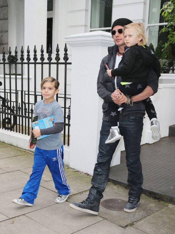 Gwen Stefani, son mari Gavin Rossdale et leurs fils Zuma et Kingston quittent leur domicile londonien pour se rendre à l'aéroport. Le 4 janvier 2013.