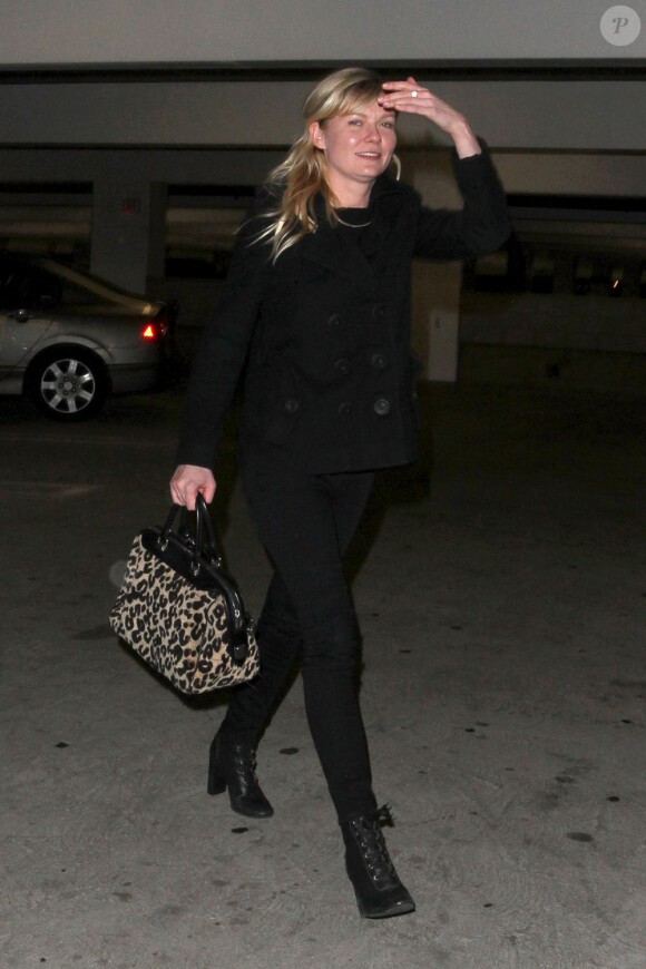 Kirsten Dunst en total look noir le 2 janvier à Los Angeles.
