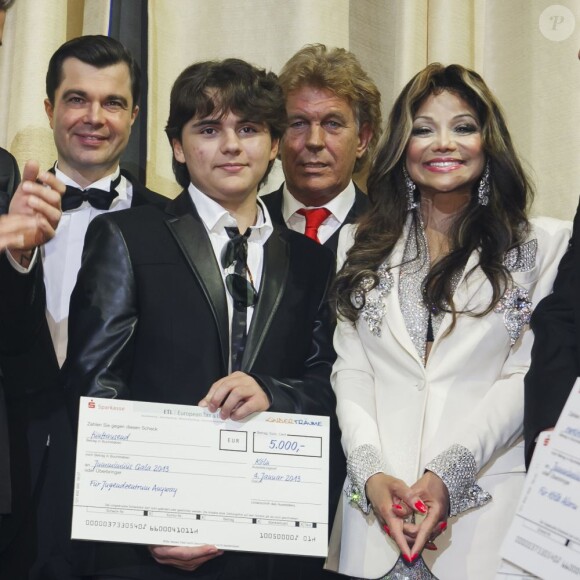 Prince Michael Jr. a remis un chèque en compagnie de sa tante LaToya Jackson lors de la soirée de charité du Jummimüüs Gala au Maritim Hotel de Cologne le 4 janvier 2013