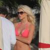 Victoria Silvstedt, se dévoile et s'expose en petit bikini rose sous le soleil de Saint-Barth, sur la plage de l'hôtel Taiwana, le 4 janvier 2013