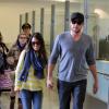 Les acteurs Lea Michele et Cory Monteith (Glee), arrivant à l'aéroport de Los Angeles (LAX), le 5 janvier 2013.