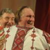L'acteur Gérard Depardieu, en costume traditionnel, exhibe fièrement son nouveau passeport russe à Saransk le 6 janvier 2013.