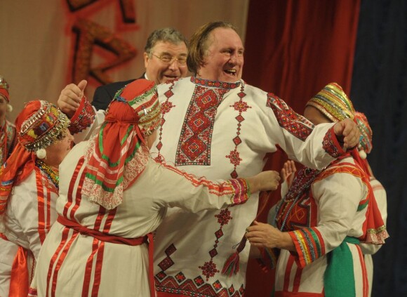L'acteur Gérard Depardieu, en costume traditionnel, exhibe fièrement son nouveau passeport russe à Saransk le 6 janvier 2013.