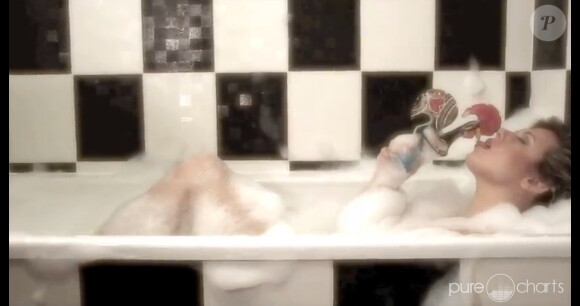 Cindy Lopes prend un bain dans son clip Nymphomédiatik