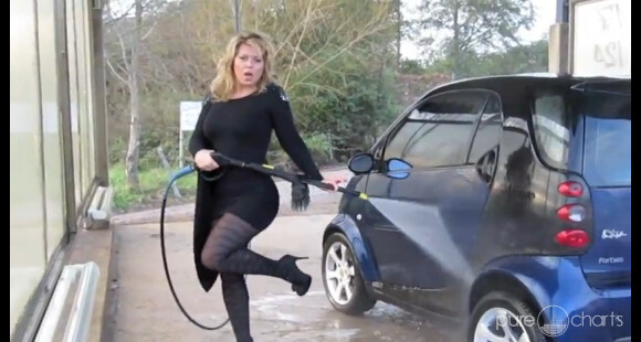 Cindy Lopes se lance dans un drôle de car-wash dans son clip Nymphomédiatik