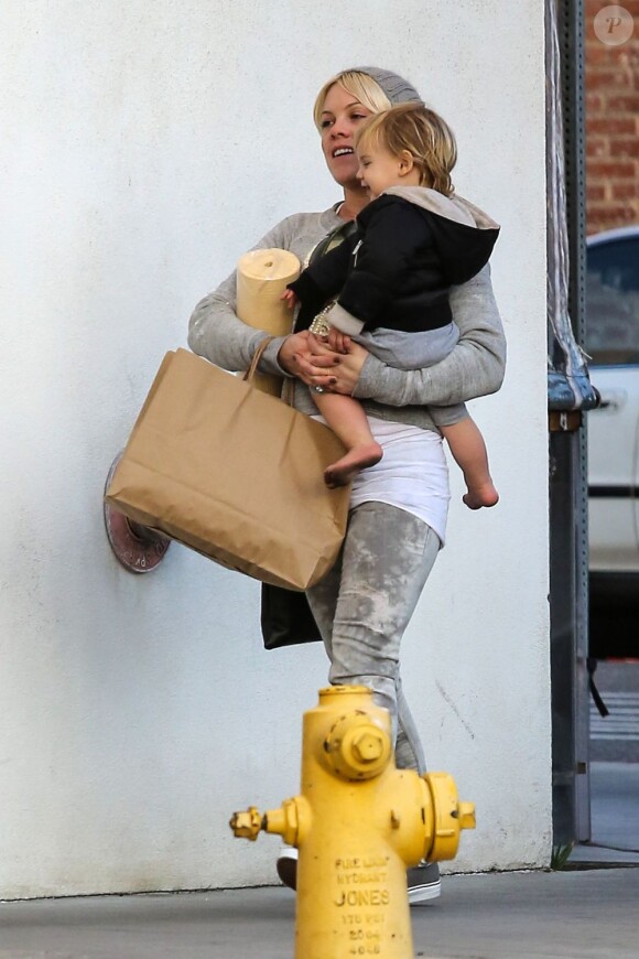 Pink et son adorable petite Willow, très complices, font un peu de shopping à Los Angeles, le 7 janvier 2013