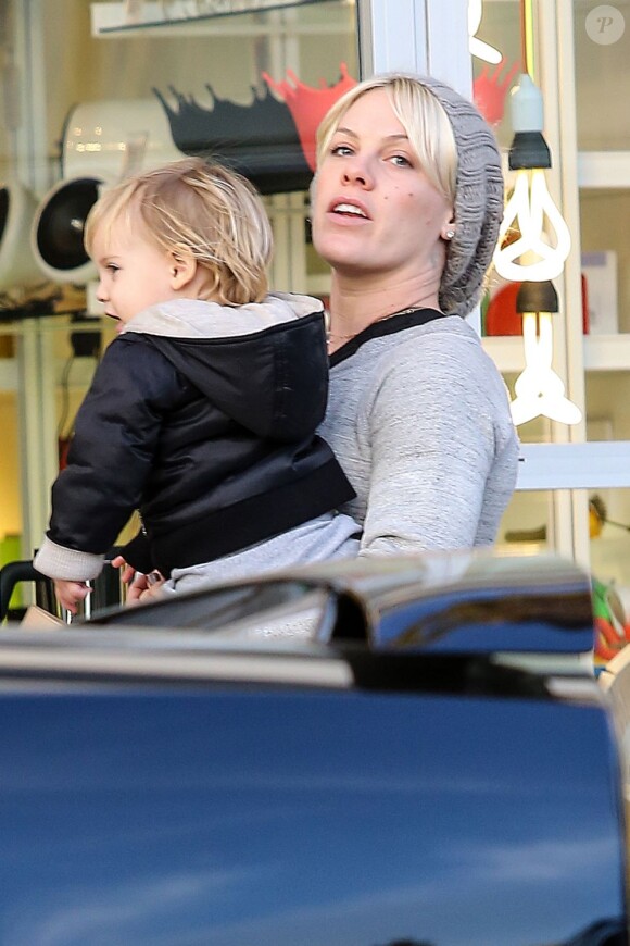 La chanteuse Pink et son adorable petite Willow font un peu de shopping à Los Angeles, le 7 janvier 2013