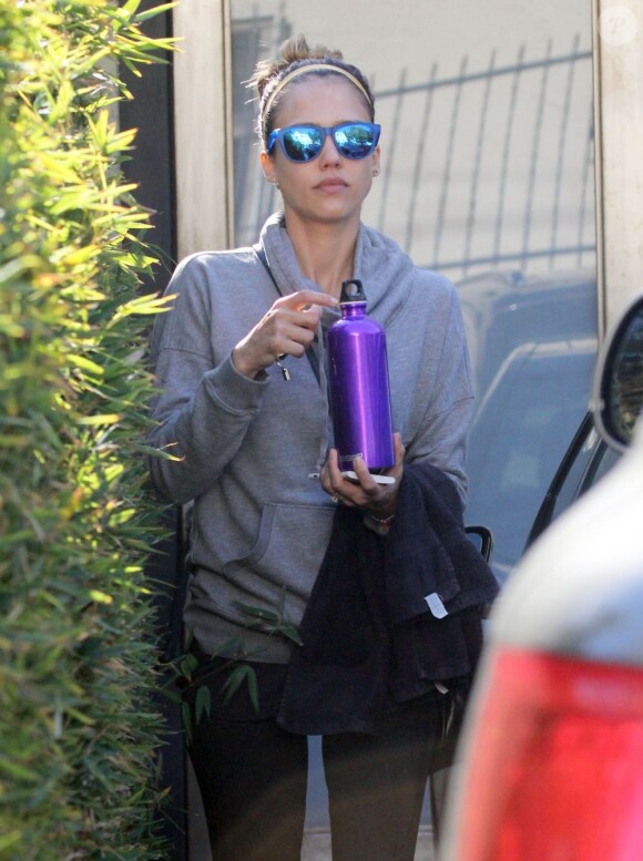 Jessica Alba fait des efforts pour garder la ligne et sort de sa salle de sport à West Hollywood le 8 janvier 2013