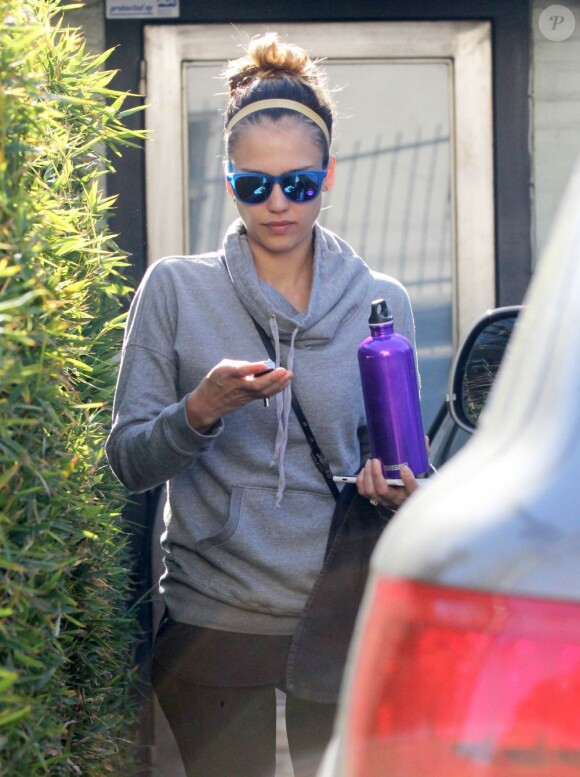 Jessica Alba tente de passer incognito en sortant de sa salle de sport à West Hollywood le 8 janvier 2013