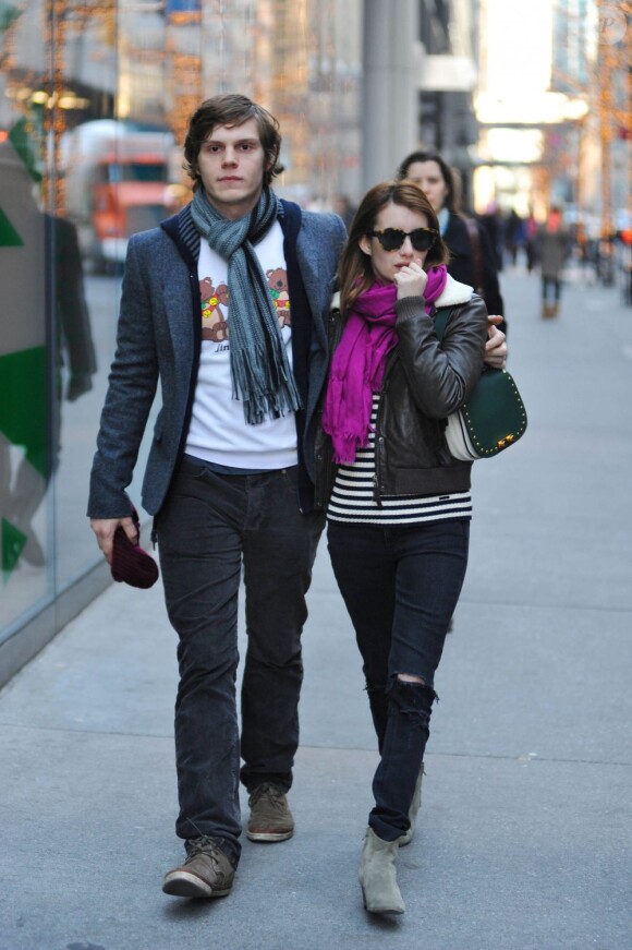 L'actrice Emma Roberts et son compagnon Evan Peters dans les rues de New York, le 8 janvier 2013. Le couple s'est rendu au MoMA, musée d'art moderne de New York.