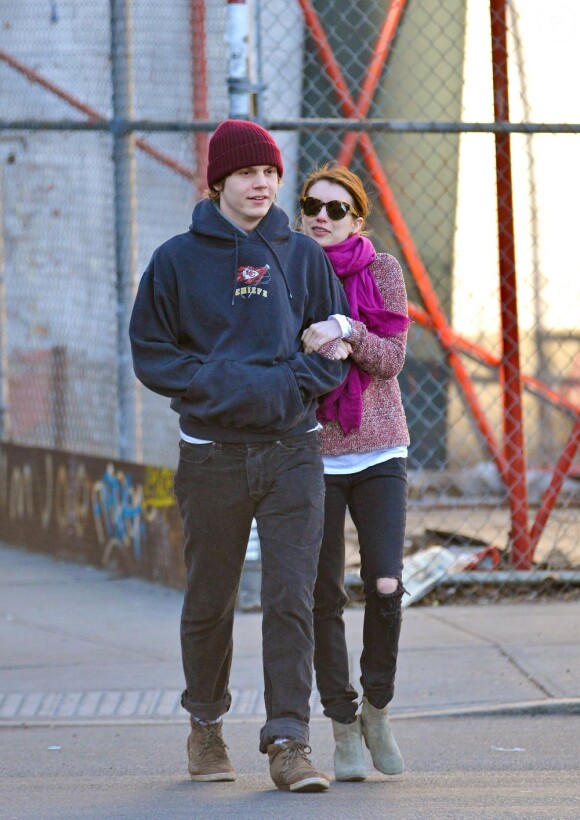 Emma Roberts et son compagnon Evan Peters se promènent dans les rues de New York, le 7 janvier 2013. Entre les deux, c'est l'amour fou !